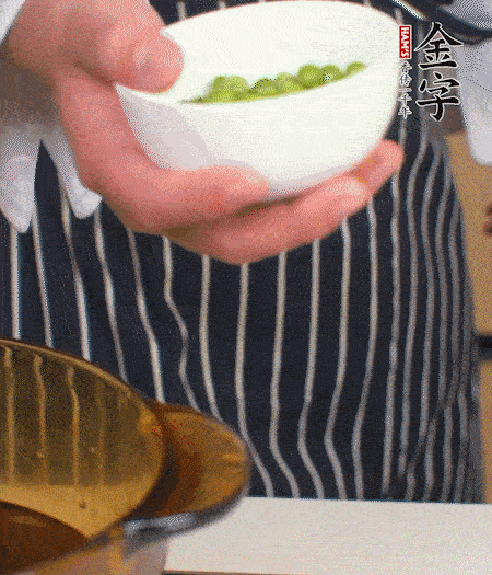 胡蘿卜、豌豆和干花菇焯水。