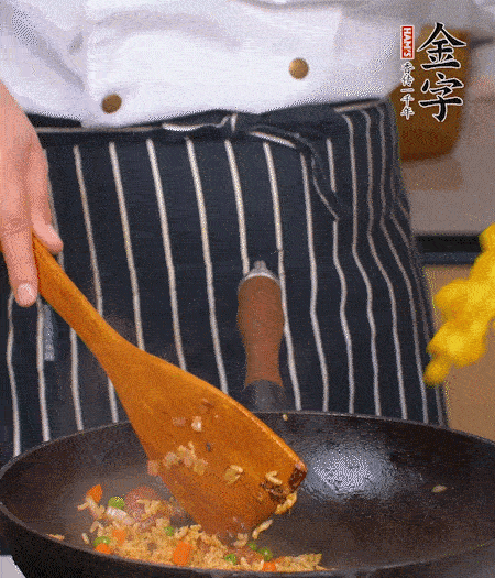 加咖喱塊、少許鹽、白糖調(diào)味，炒至咖喱塊融化后，倒米飯，翻炒至每粒米飯都包裹上咖喱，再放黃椒、青椒粒，出鍋前加菠蘿粒和小蔥翻拌均勻。