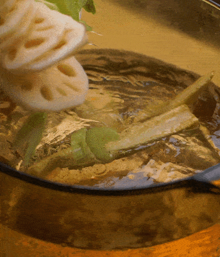 把玉米筍（對半切開）、西芹（切斜片）、蓮藕（切片），放入開水鍋內(nèi)，加點少許鹽、油，汆燙2分鐘。