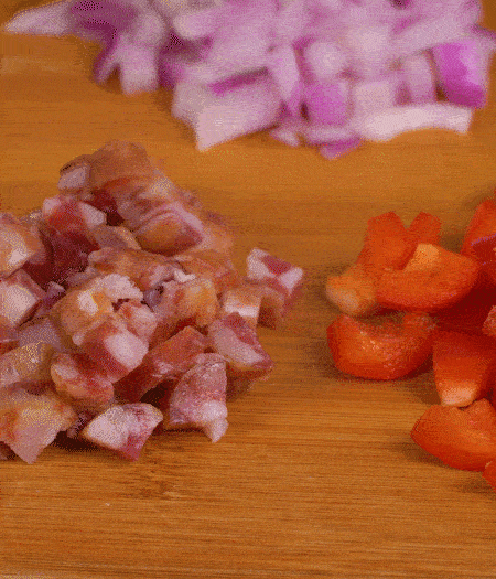 黃椒、紅椒、白洋蔥、土豆、大蔥分別切丁。金字10°鮮低溫香腸切丁。