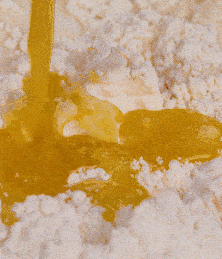 加融化的30g黃油（要不熱再倒）、黃椒、紅椒、白洋蔥、土豆、大蔥、香腸繼續(xù)攪拌均勻。