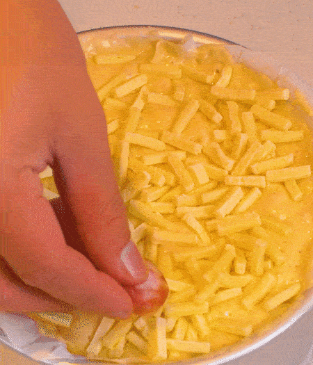 撒上馬蘇里拉芝士，用香腸片裝飾表面，180攝氏度烤箱烤20-25分鐘。