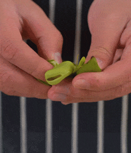 選用鮮嫩蠶豆，剝?nèi)ネ鈿ち粝露姑紫磧?，掰開成兩瓣。