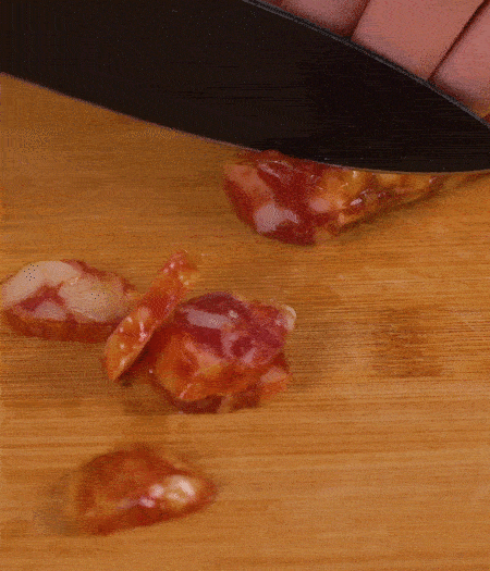 香腸切薄片。