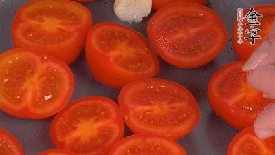 洗凈晾干的小番茄，對(duì)半切開，加切塊的大蒜、迷迭香、黑胡椒、橄欖油190度烤40分鐘、200度烤20分鐘。