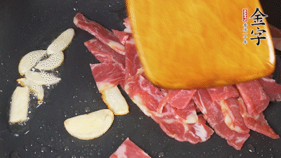 意面按照包裝時(shí)間煮熟過涼水，金字淡火腿切成小片。