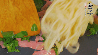 鍋中倒油燒熱，蒜片煸香，淡火腿略翻炒。