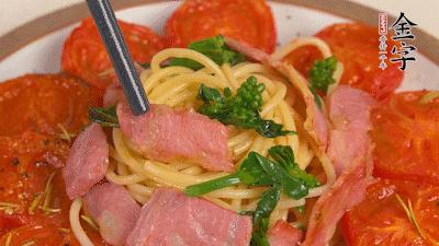 加菜花翻炒1分鐘后加意面，翻炒1分鐘后用少許鹽、黑胡椒調(diào)味即可。