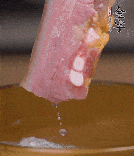 煮過的西蘭花切碎。煮熟的淡咸肉切丁。