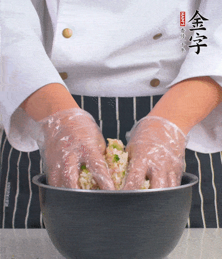 米飯中放西蘭花碎、咸肉丁，加少許黑胡椒、十來滴橄欖油拌勻。