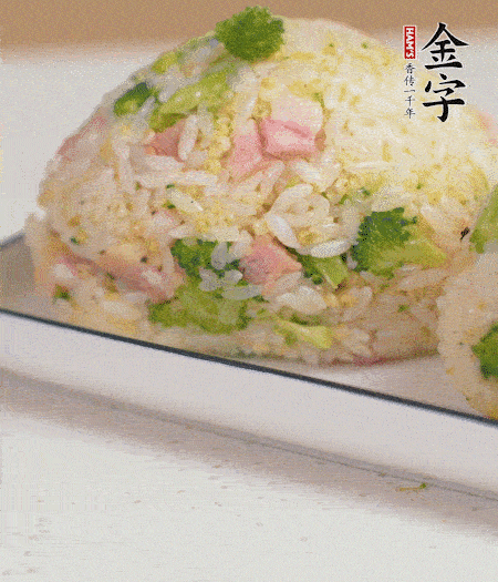 拌好的飯攥成飯團(tuán)。