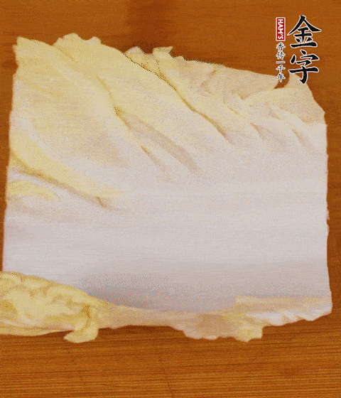 一片白菜一片淡火腿交替疊起，疊個兩三層放進鍋內(nèi)，直到塞滿鍋。