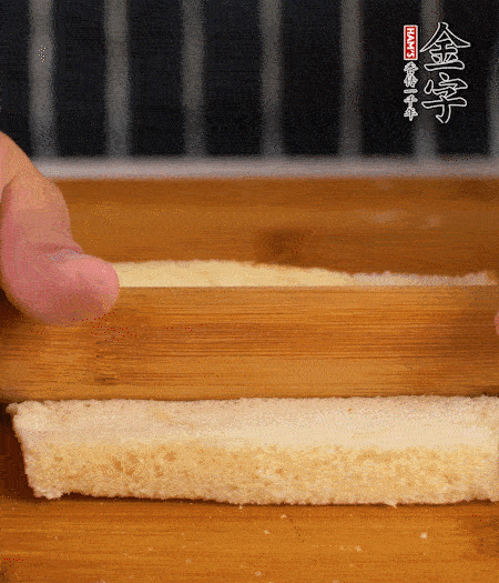 吐司切去四邊，搟薄；烤腸竹簽穿過。