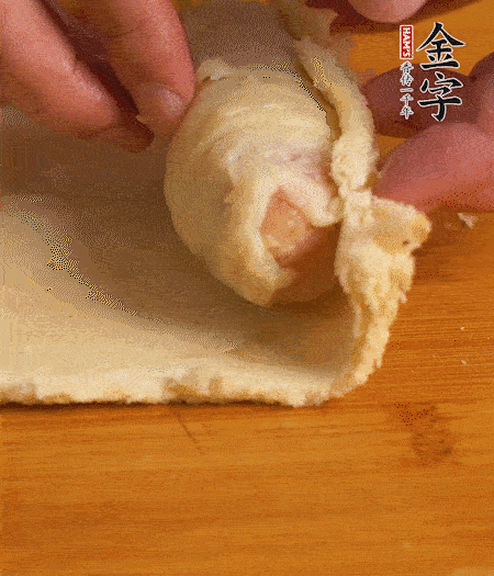 吐司卷起香腸，吐司尾端涂抹少許全蛋液，卷好的吐司表面蘸上蛋液，在裹上一層面包糠，送入預(yù)熱好的烤箱中。