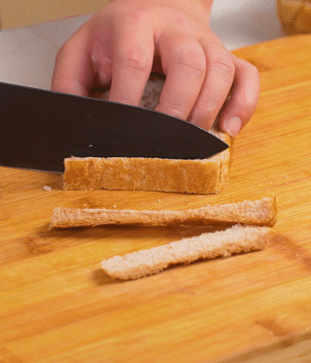 取1片黑麥吐司片，去掉邊邊，涂上一層蛋黃醬。