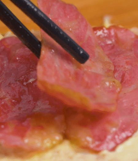 放上火腿、芝士片、生菜，再放一片土司。