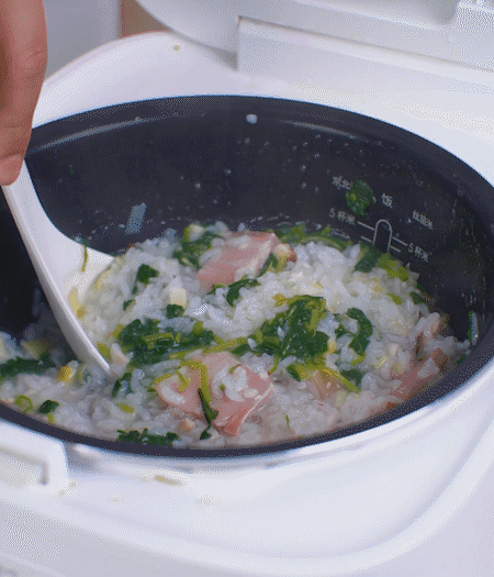 煮好時加白胡椒適當(dāng)調(diào)味。