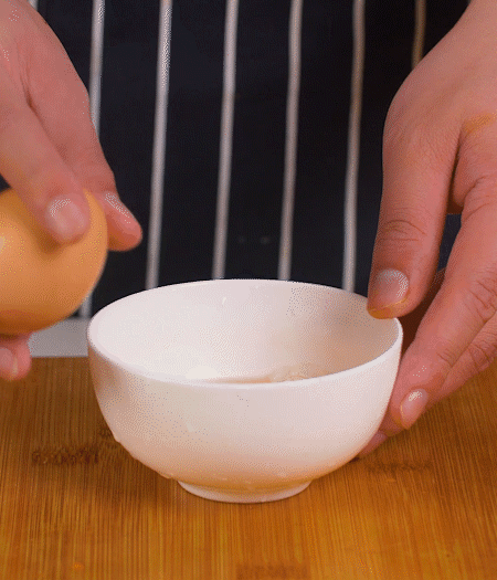 起鍋熱油，蛋液煎成雞蛋碎。金字淡咸肉切成絲。