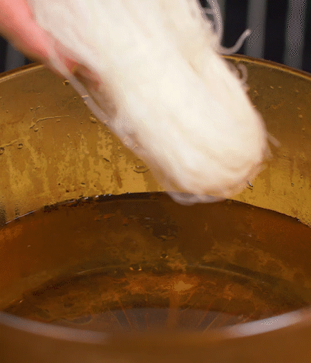 粉絲熱水泡軟。蒜、姜切碎末，小蔥切蔥花、小米椒切圈。金字火腿切薄片。