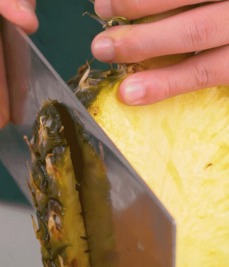 鳳梨去皮把果肉切塊，醬肉切小塊。