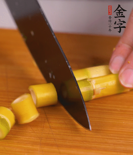 小野筍剝?nèi)ネ馄?，切成小段?>
					</div>
					<span>步驟 2/7</span>
					<p>小野筍剝?nèi)ネ馄?，切成小段?/p>
				</li><li>
					<div   id=