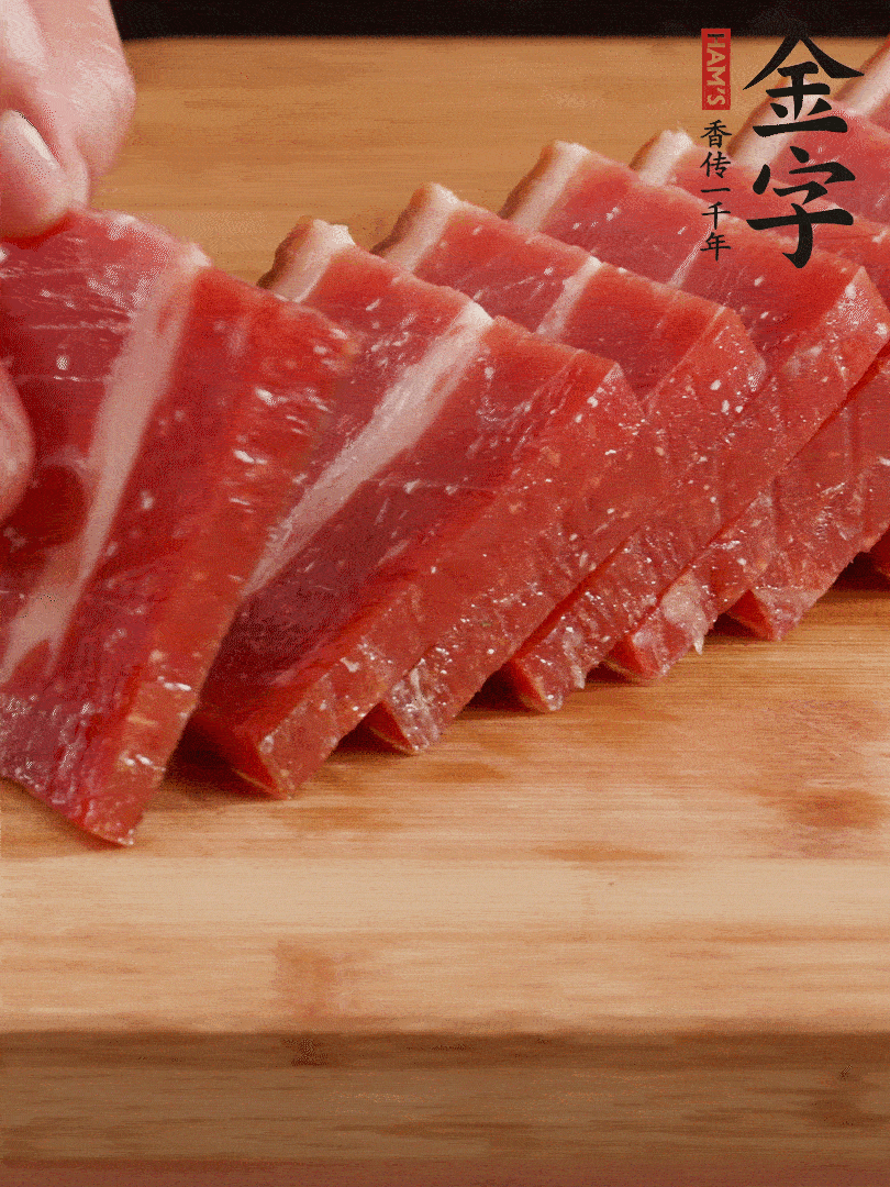 金字火腿上方切厚片的火腿。