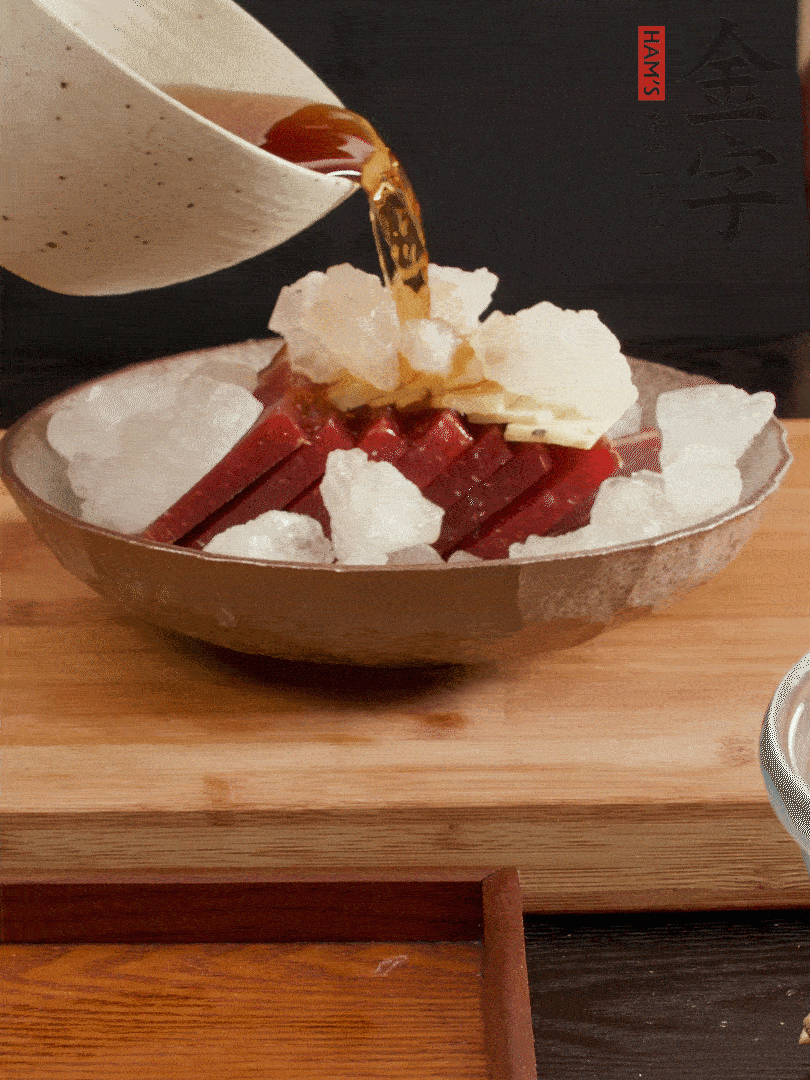 加姜片、冰糖、黃酒、水，蒸60分鐘，將火腿的咸逼出來。