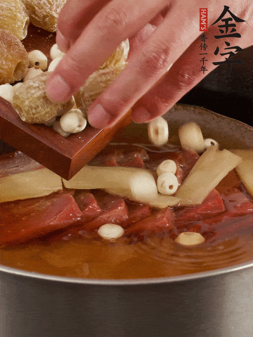 待冰糖融化后，放入蜜棗、蓮子同蒸25分鐘左右。