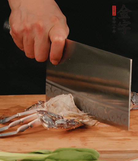 蟹殼拆開，去掉蟹肺、蟹心、蟹腮，切成4小塊。