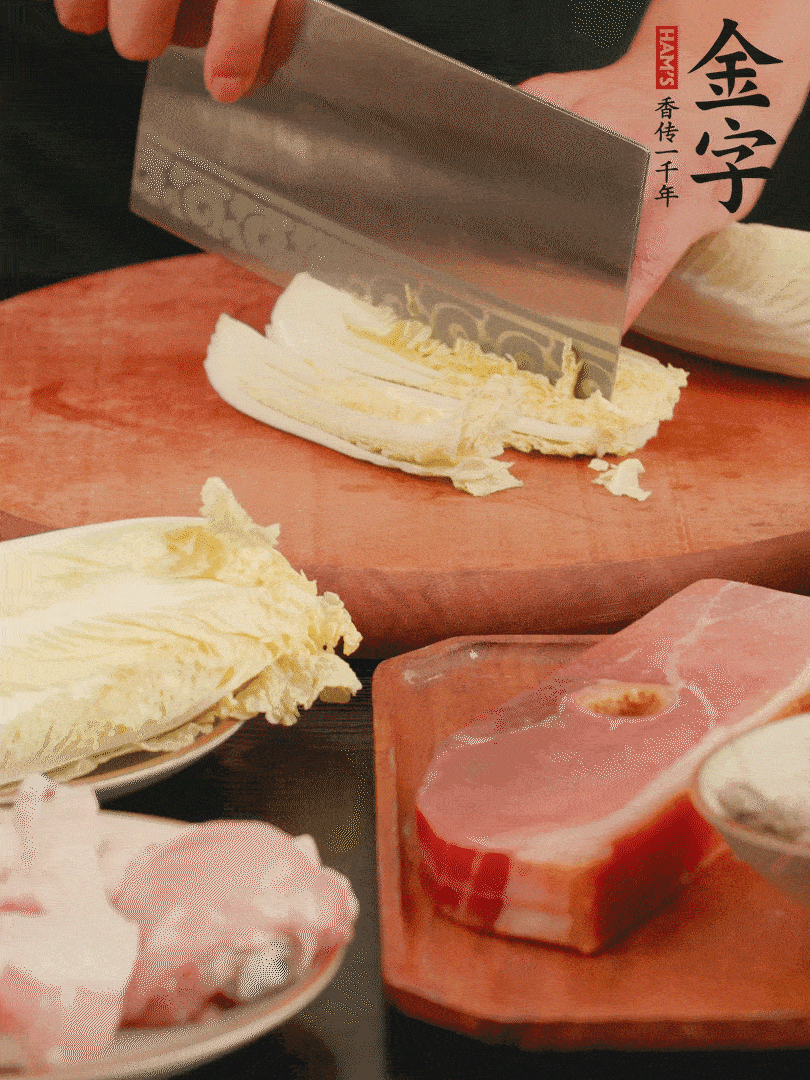 白菜去掉頭尾，對半豎切，再均勻切4刀。