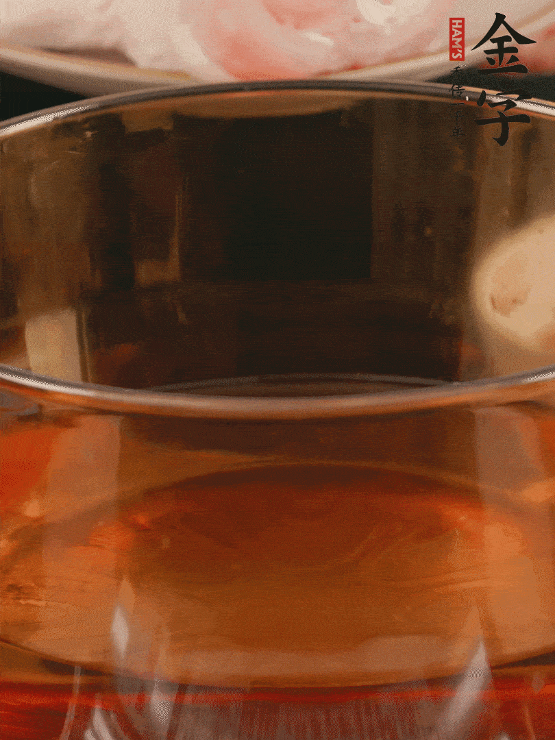 雞腿冷水入鍋，加姜片料酒焯水，撈出溫水洗凈。