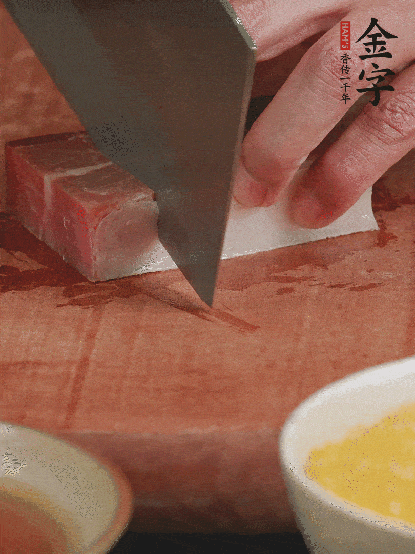 金字火腿去皮，切成大塊。