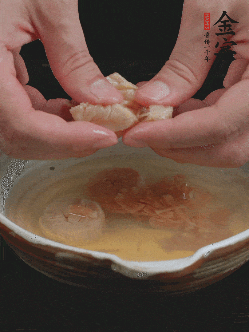 元貝溫水泡發(fā)，拆成細(xì)絲。