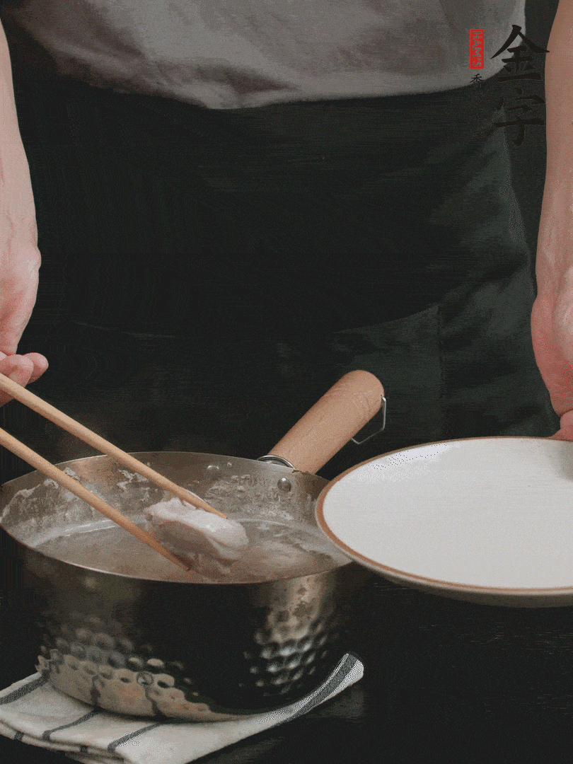 雞塊冷水下鍋，加姜片、料酒焯水，撈出洗凈備用。