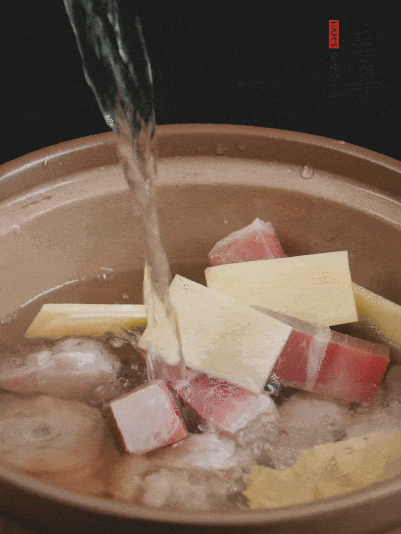 雞塊、火腿、姜片加適量料酒、清水燉80分鐘。