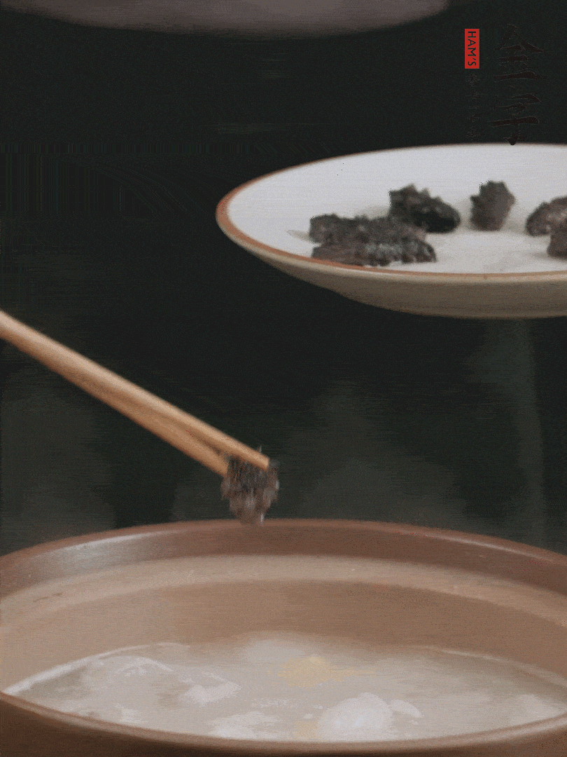 期間雞湯燉到80分鐘時(shí)，加小海參再燉10分鐘。