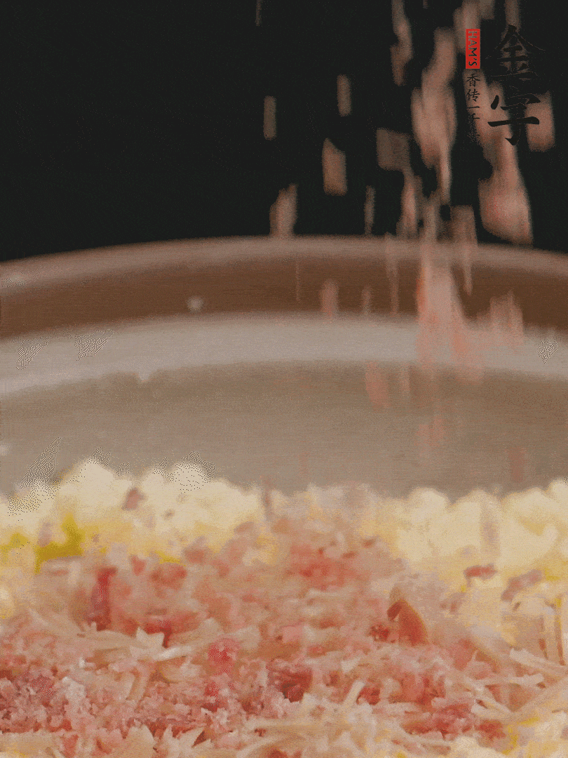 加雞湯沒(méi)過(guò)，放干貝絲、火腿末、小海參。