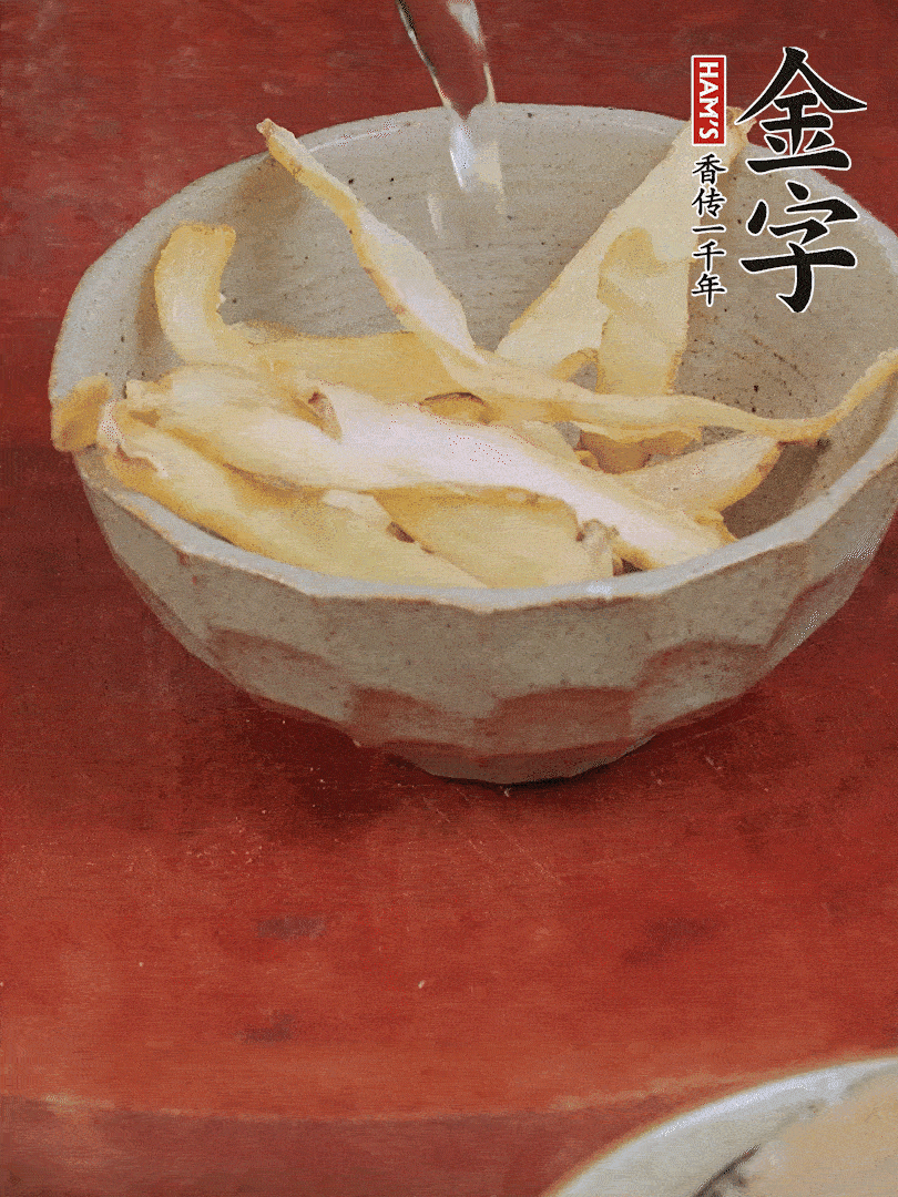 玉竹、花菇分別清水泡發(fā)。