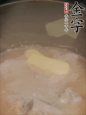 排骨洗凈，加生姜、黃酒焯水，溫水洗凈備用。