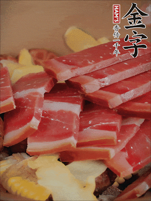 除鮑魚(yú)外的所有材料放進(jìn)鍋里，加清水、姜、黃酒，大火燒開(kāi)，轉(zhuǎn)小火煲90分鐘。