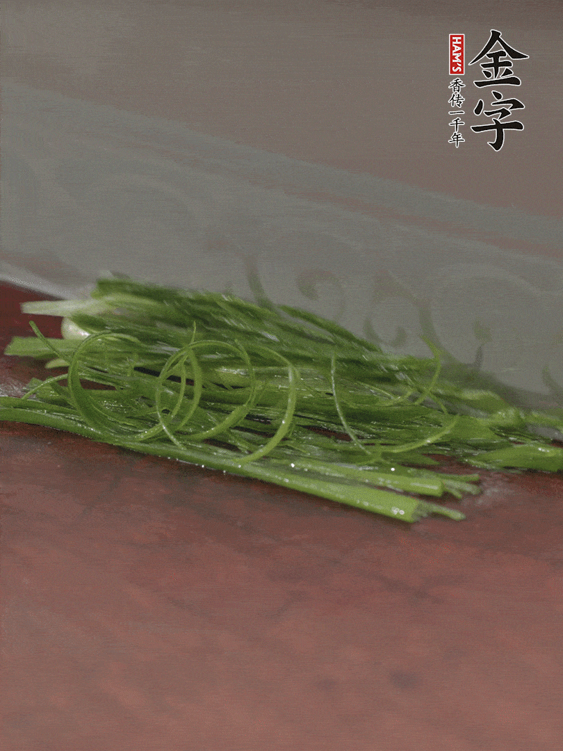 生姜切薄片，紅椒切細(xì)絲，小蔥蔥綠切細(xì)絲，泡入冰水中保持新鮮。