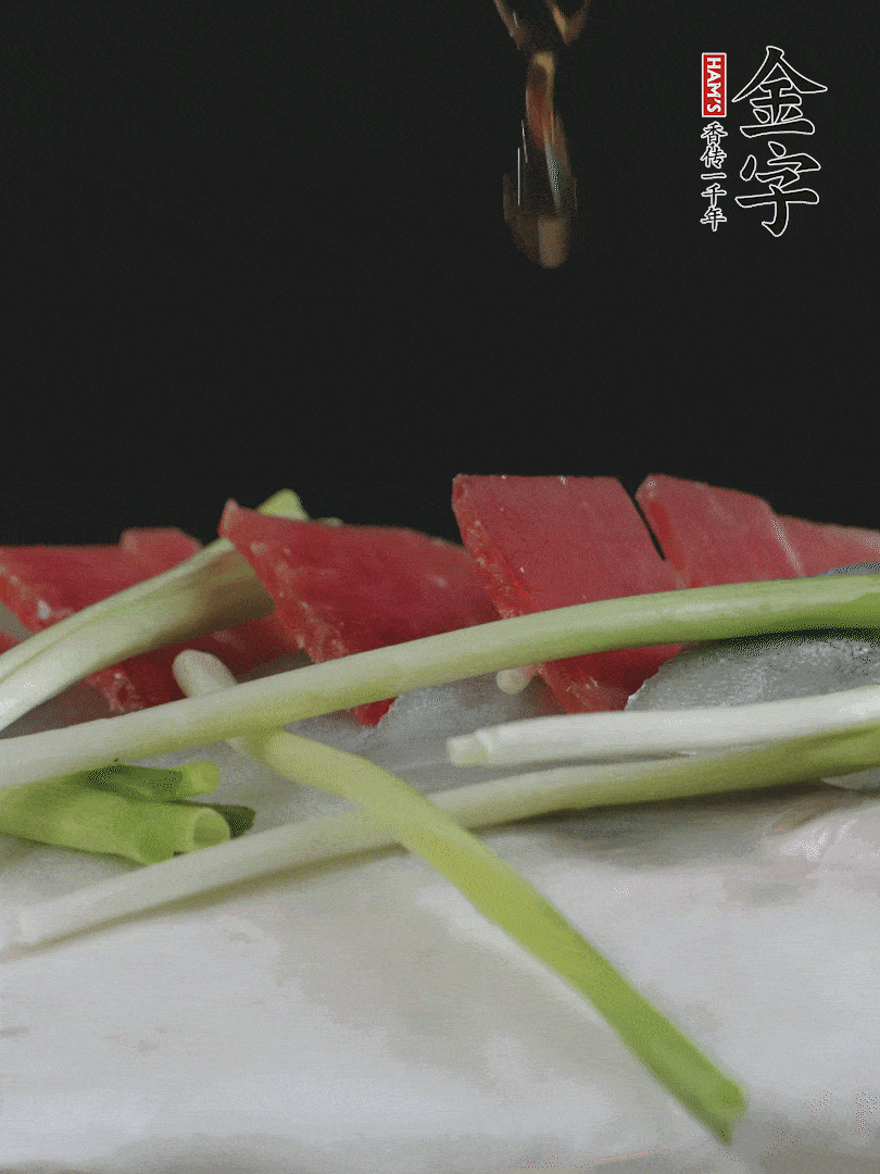 蔥白置于魚(yú)身，放適量豌豆，淋上花雕酒。