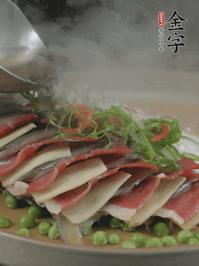 表面放上蔥絲、紅椒絲，淋上熱油。