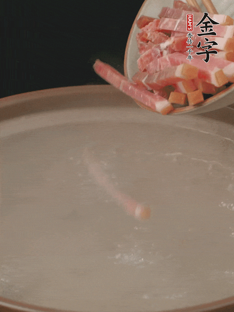 金字火腿切絲，熱水下鍋，放火腿燉煮15分鐘。