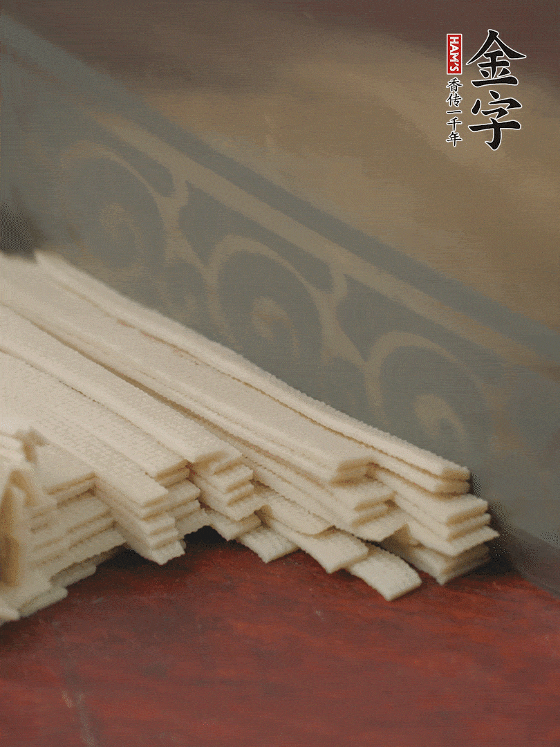 燉火腿期間，千張切細絲，白蘿卜去皮切細絲，蒜葉切細丁。