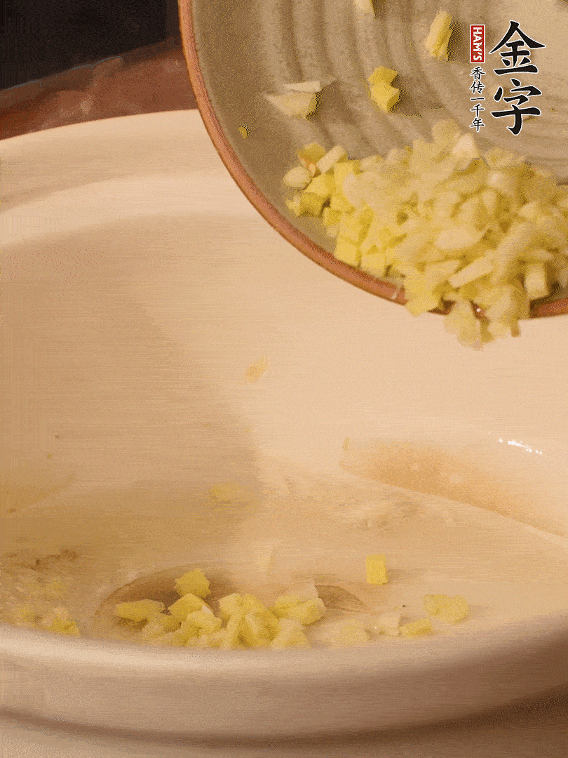 熱油下鍋，姜爆香。下冬瓜略微翻炒。