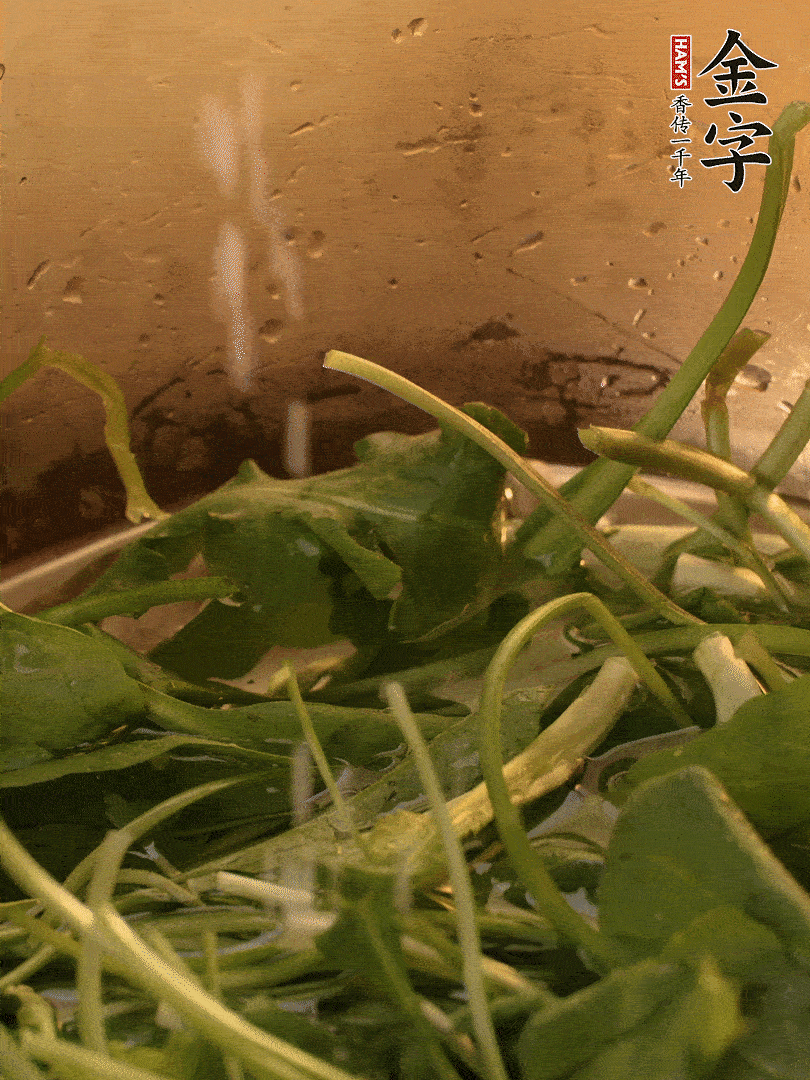 薺菜去掉根部，加小蘇打、鹽熱水沸騰燙軟。