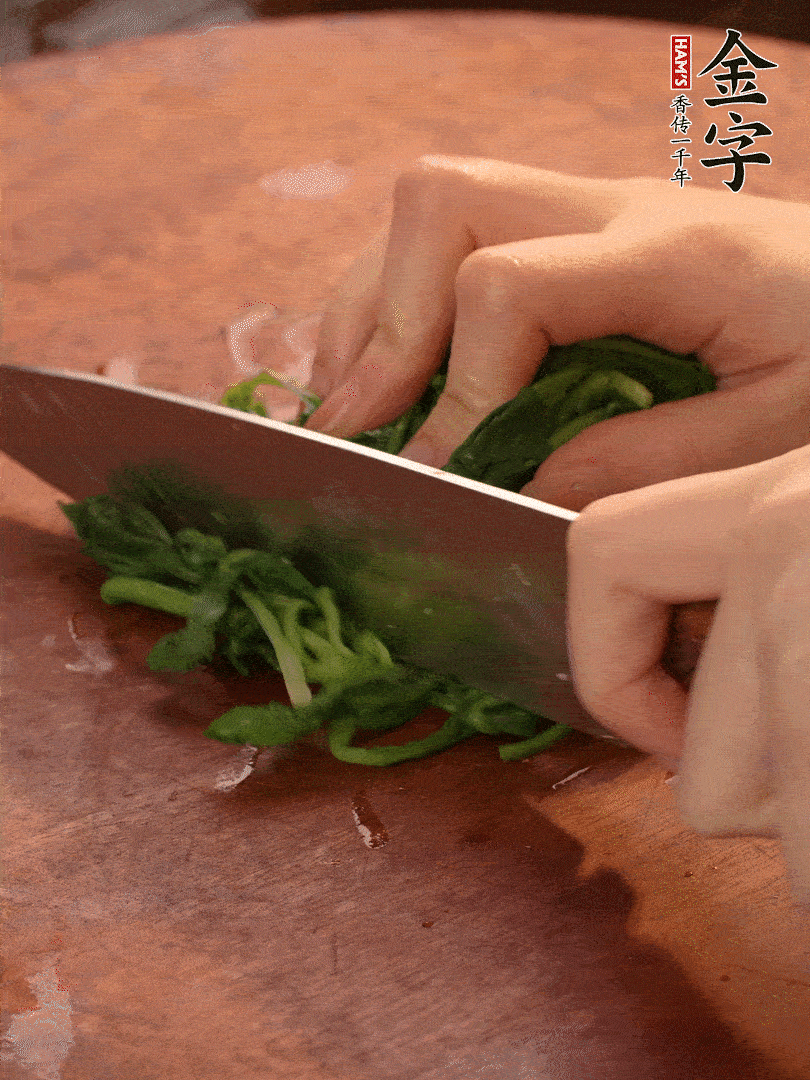 晾涼拽干水份，切碎備用。