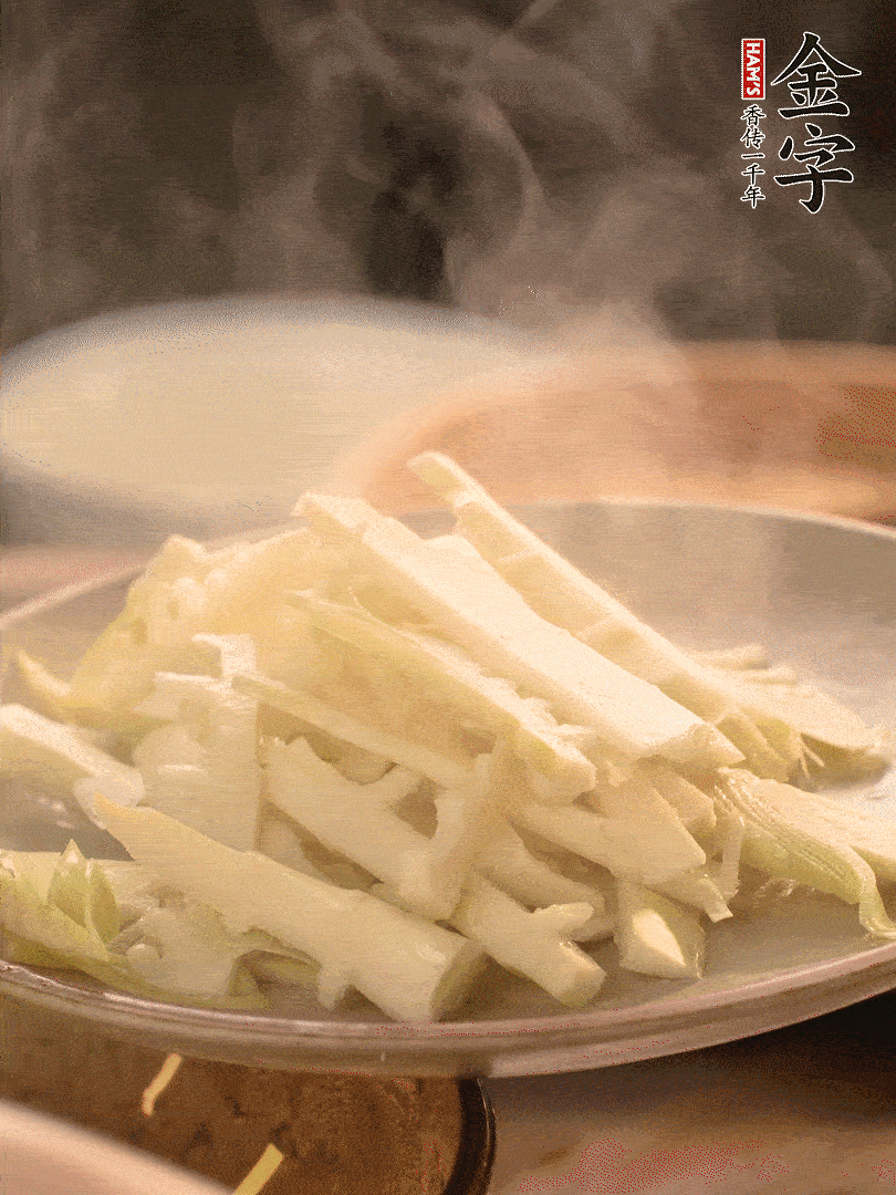 春筍切薄片，焯水去除澀味。