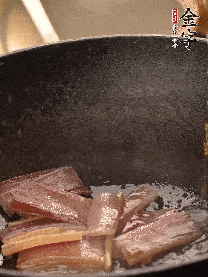 再下春筍繼續(xù)翻炒。